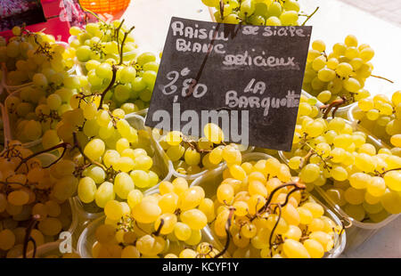 Aix-en-Provence, France - raisins blancs pour la vente au marché de plein air, à la rotonde. Banque D'Images