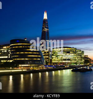 L'Hôtel de ville et le Fragment au coucher du soleil avec en premier plan la Tamise, Londres, Royaume-Uni Banque D'Images
