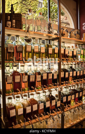 La distribution des bouteilles pour l'huile d'olive, du vin et du whisky, Liqueurs etc dans la boutique de Walter J Oster de Bernkastel-Kues, dans la vallée de la Moselle, Allemagne Banque D'Images