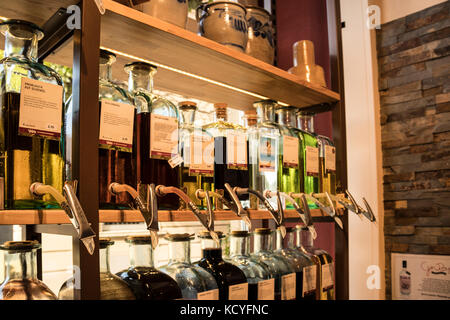 La distribution des bouteilles pour l'huile d'olive, du vin et du whisky, Liqueurs etc dans la boutique de Walter J Oster de Bernkastel-Kues, dans la vallée de la Moselle, Allemagne Banque D'Images