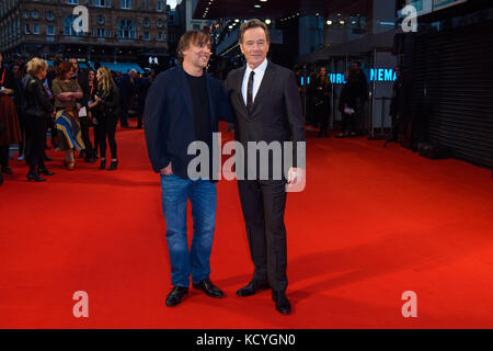 Richard Linklater (à gauche) et Bryan Cranston assistent à la première de Last Flag Flying, dans le cadre du BFI London film Festival, à l'Odeon Leicester Square, Londres. Banque D'Images