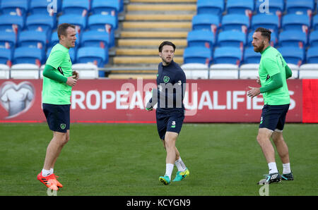 Glenn Whelan (à gauche), Harry Arter (au centre) et Richard Keogh, de la République d'Irlande, lors d'une séance d'entraînement au stade de Cardiff. Banque D'Images