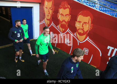 Richard Keogh (au centre) et Stephen Ward (à gauche) de la République d'Irlande lors d'une séance de formation au stade de Cardiff City, à Cardiff. Banque D'Images