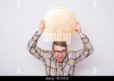 Bitcoin fou amoureux avec grande pièce d'or, funny miner avec des pièces. Banque D'Images