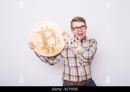 Bitcoin fou amoureux avec grande pièce d'or, funny miner avec des pièces. Banque D'Images