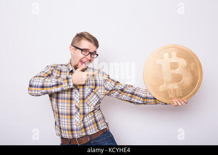 Bitcoin fou amoureux avec grande pièce d'or, funny miner avec des pièces. Banque D'Images