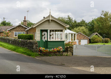 Ancienne voie de signalisation dans le North Yorkshire village de Coxwold ; maintenant partie d'une propriété résidentielle adjacente. Banque D'Images