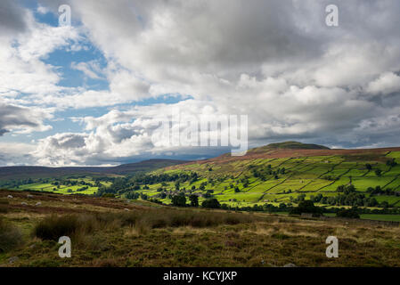 Big Sky sur calver hill et healaugh dans swaledale, Yorkshire Dales, Angleterre. Banque D'Images