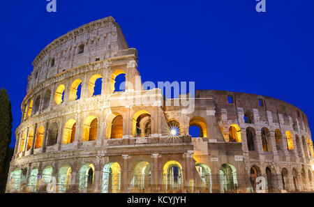 Le célèbre Colisée la nuit, Rome, Italie. Banque D'Images