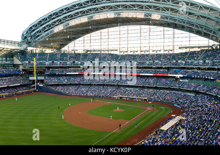 Milwaukee, Wisconsin, États-Unis - 28 juillet 2017 : principal ligue base-ball match entre les Cubs de Chicago et de Milwaukee Brewers équipe accueil à Miller Park Banque D'Images