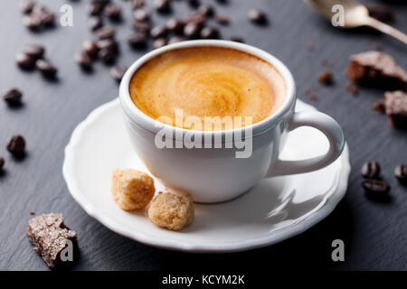 Dans l'Espresso Café tasse blanche sur fond d'ardoise noire. Banque D'Images