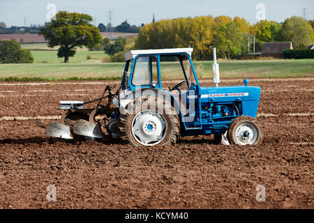 Tracteur Ford 3000 labourant le champ de chaumes UK Banque D'Images