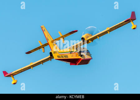 Vigili del fuoco, pompier italien CL-415 de Bombardier, Canadair 26 i-dpci, à partir de l'aéroport de Roma Ciampino, pour charger l'eau dans le lac. avion amphibie Banque D'Images