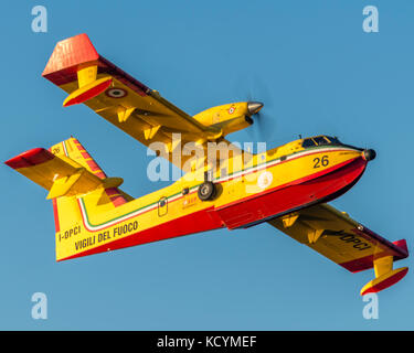 Vigili del fuoco, pompier italien CL-415 de Bombardier, Canadair 26 i-dpci, à partir de l'aéroport de Roma Ciampino, pour charger l'eau dans le lac. avion amphibie Banque D'Images