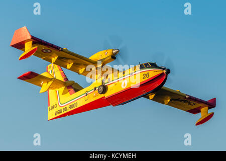 Vigili del fuoco, pompier italien CL-415 de Bombardier, Canadair 26 i-dpci, à partir de l'aéroport de Roma Ciampino, pour charger l'eau dans le lac. avion amphibie Banque D'Images