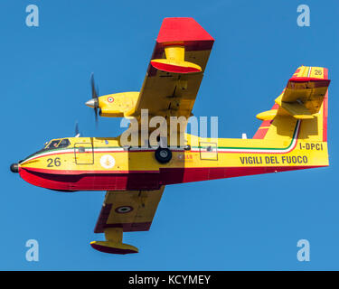 Vigili del fuoco, pompier italien CL-415 de Bombardier, Canadair 26 i-dpci, à partir de l'aéroport de Roma Ciampino, pour charger l'eau dans le lac. avion amphibie Banque D'Images