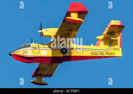 Vigili del fuoco, pompier italien CL-415 de Bombardier, Canadair 26 i-dpci, à partir de l'aéroport de Roma Ciampino, pour charger l'eau dans le lac. avion amphibie Banque D'Images