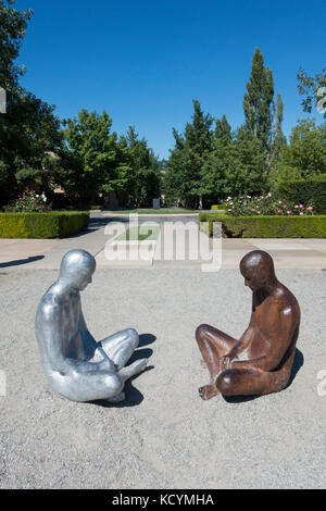 Sculpture de deux personnages assis par artiste Steinunn Thórarinsdóttir, au vignoble de la Mission Hill Family Estate Winery, West Kelowna, BC Banque D'Images