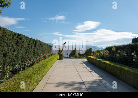 "Rencontrer" par l'artiste islandaise Steinunn Thórarinsdóttir est une sculpture d'une figure se penchant à Mission Hill Winery à Kelowna, BC, Banque D'Images