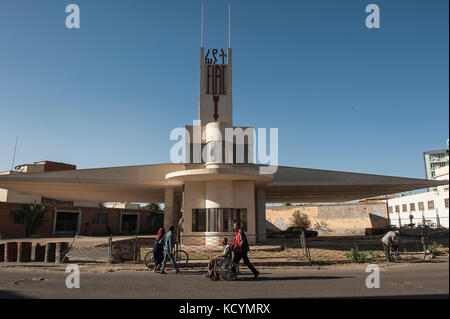 Vue du splendide Fiat Tagliero d'Asmara, la station-service de style futuriste un Asmara le 26 fevrier, l'Erythree. Vue sur la magnifique Fiat Tagliero comme Banque D'Images