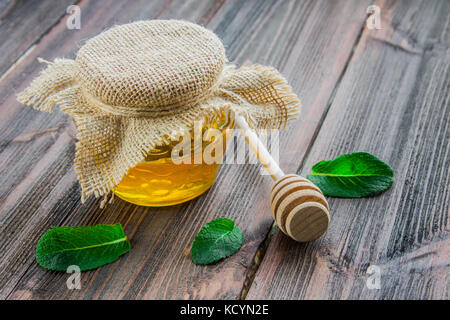 Banque mondiale avec du miel sur fond de bois. Banque D'Images