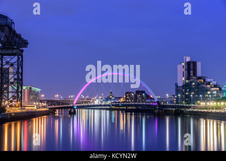 Glasgow, Écosse - 15 août 2017 - nuit lumières et le Clyde arc à la ville de Glasgow en Ecosse sur la rivière. Banque D'Images