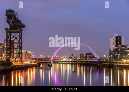 Glasgow, Écosse - 15 août 2017 - nuit lumières et le Clyde arc à la ville de Glasgow en Ecosse sur la rivière. Banque D'Images