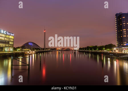 Glasgow, Écosse - 15 août 2017 - nuit lumières réflexion dans Glasgow city près du quartier général de BBC Scotland.. Banque D'Images