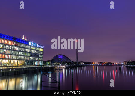 Glasgow, Écosse - 15 août 2017 - nuit lumières réflexion dans Glasgow city près du quartier général de BBC Scotland.. Banque D'Images