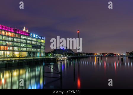 Glasgow, Écosse - 15 août 2017 - nuit lumières réflexion dans Glasgow city près du quartier général de BBC Scotland.. Banque D'Images