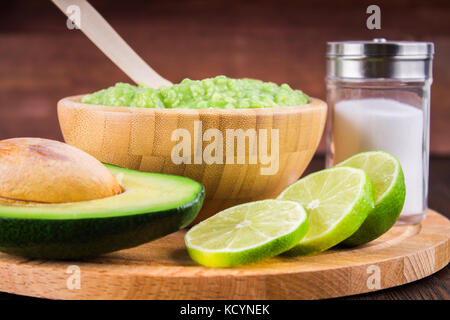 Avocado guacamole mexicain sur molcajete procédure traditionnelle. Banque D'Images