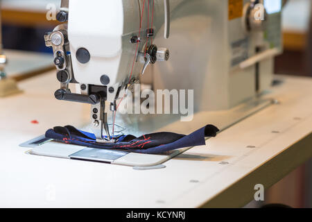 Machine à coudre ou à serrure à fermeture, personne. Production en usine, fabrication de coudre Banque D'Images