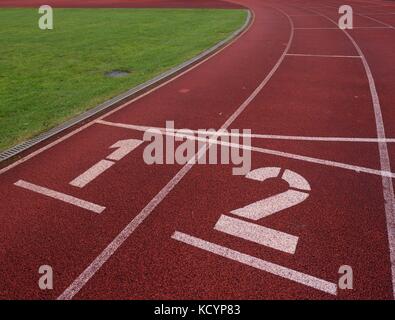 Numéro de piste blanche en caoutchouc rouge sur l'hippodrome, la texture des petits hippodromes de l'exécution du stade. le numéro un et numéro deux. Piscine exercice. Banque D'Images
