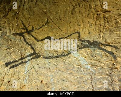 Le noir de carbone peinture de virginie sur mur de grès, préhistorique photo. L'art abstrait dans la grotte de grès. le noir de carbone symboles sur mur de grès de peinture. Banque D'Images