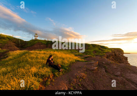 Femme, coucher de soleil, d'un téléphone cellulaire, photo, cape tryon, Prince Edward Island, canada, de l'océan Banque D'Images