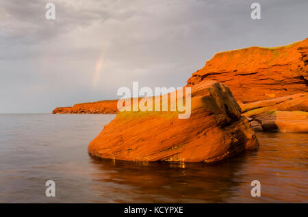 Arc-en-ciel, de grès, de l'océan, le golfe du Saint-Laurent, Prince Edward Island National Park, Cavendish, Prince Edward Island, canada Banque D'Images