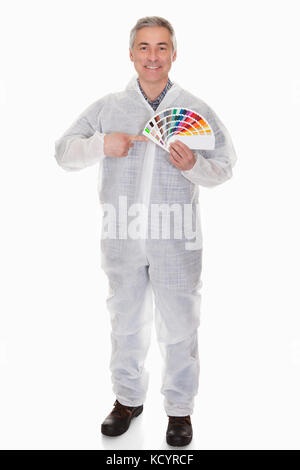 Vêtements de protection avec man holding échantillon de couleur sur fond blanc Banque D'Images