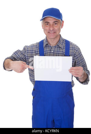Mâle mature Technician Holding feuille blanche sur fond blanc Banque D'Images