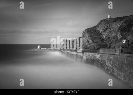 Porthreath avec port sea wall et falaises lors d'une vitesse d'obturation lente. Banque D'Images