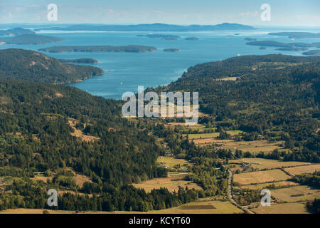 Mountain Top vues vers Fulford Harbour, à partir de la Mt Maxwell. Salt Spring Island, British Columbia, Canada Banque D'Images