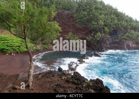 Plage de sable rouge, Kaihalulu Beach, Hana, Maui, Hawaii, USA Banque D'Images