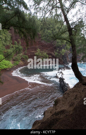 Plage de sable rouge, Kaihalulu Beach, Hana, Maui, Hawaii, USA Banque D'Images