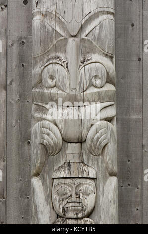 Détail d'un totem, Skidegate, Centre du patrimoine Haida à Ḵay Llnagaay, Haida Gwaii, anciennement connu sous le nom de Queen Charlotte Islands, British Columbia, Canada Banque D'Images