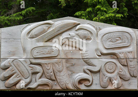 Signe sculpté de Skidegate, Haida Gwaii, anciennement connu sous le nom de Queen Charlotte Islands, British Columbia, Canada Banque D'Images