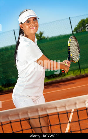 Cute young girl pratiquer tennis Banque D'Images