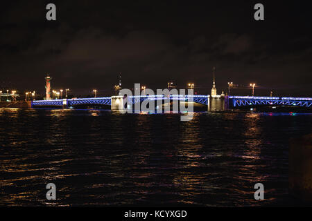 Fermé palace bridge à Saint-Pétersbourg dans la nuit Banque D'Images