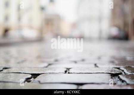 Low angle view of old humides peu profondes de la chaussée à Tallinn avec l'accent Banque D'Images