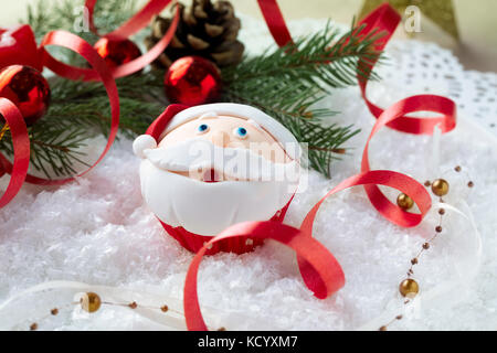 Santa Claus noël décoration avec cupcake Banque D'Images