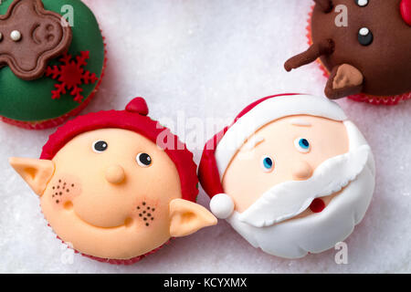 Petits gâteaux de Noël avec le père noël et santa helper Banque D'Images