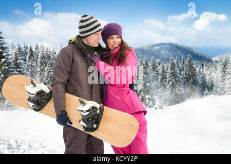 Couple libre lors d'une vacances d'hiver Banque D'Images